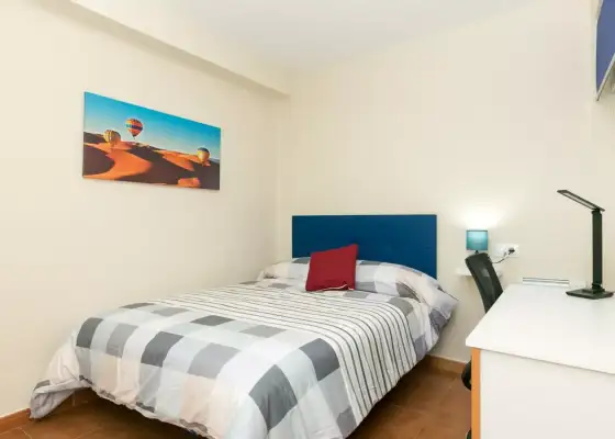 Se alquila habitación en piso de 4 habitaciones en Granada