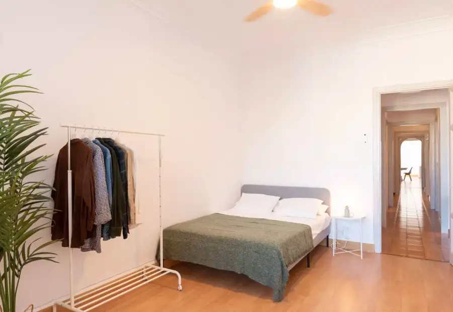 Se alquila habitación en piso de 6 habitaciones en Barcelona en Barcelona