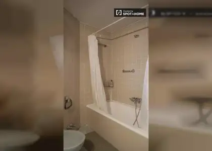 Se alquila habitación en piso de 7 habitaciones en Chamartín, Madrid en Madrid