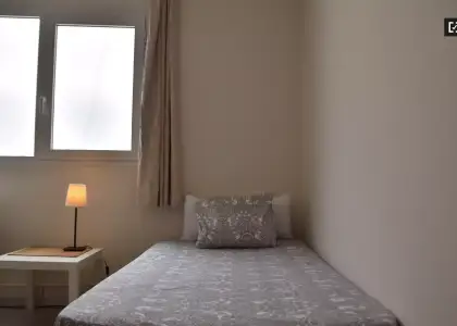 Se alquila habitación en piso de 8 habitaciones en Valencia en Valencia
