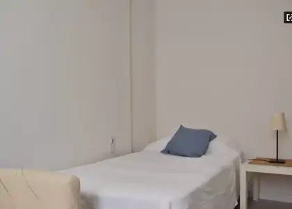 Se alquila habitación en piso de 8 habitaciones en Valencia en Valencia