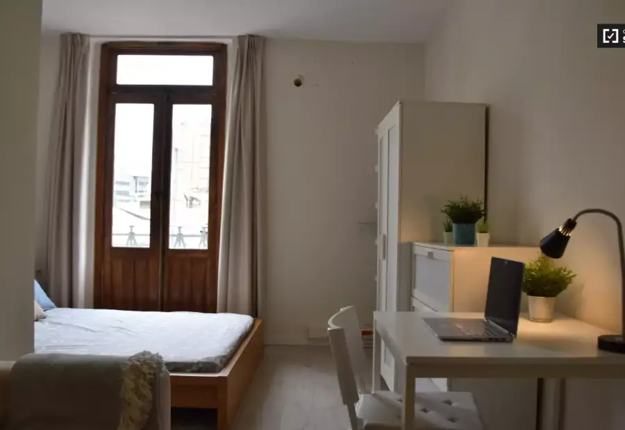 Se alquila habitación en piso de 8 habitaciones en Valencia en Valencia