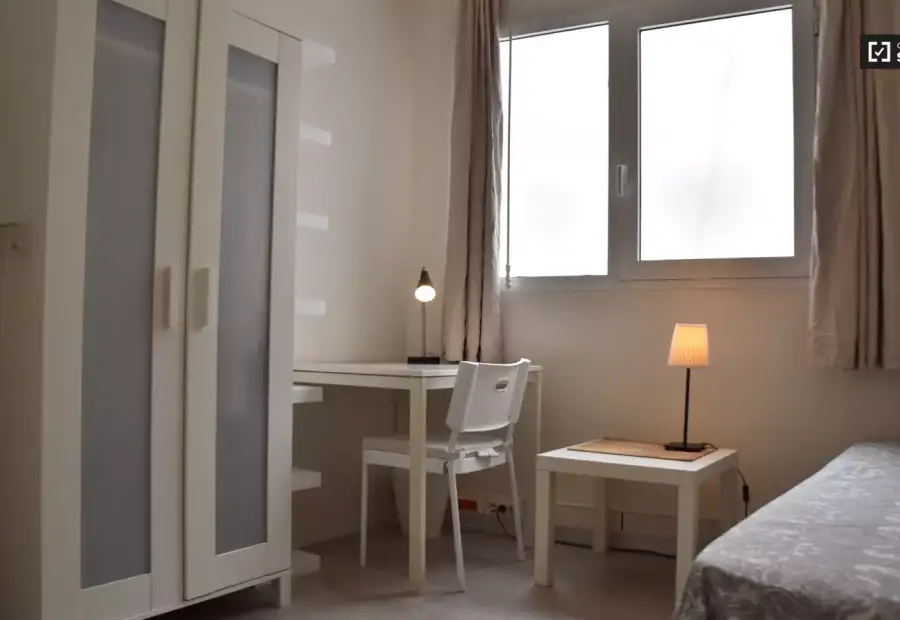 Se alquila habitación en piso de 8 habitaciones en Valencia en Valencia