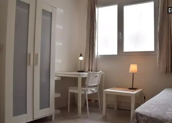 Se alquila habitación en piso de 8 habitaciones en Valencia