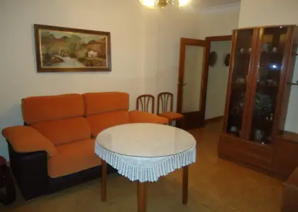 Venta de piso en el centro, amplio y luminoso, cinco dormitorios y dos baños en Manzanares
